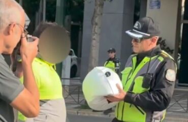 Η Τροχαία Αττικής μοίρασε πρόστιμα και… κράνη στους παραβάτες οδηγούς δίκυκλων οχημάτων