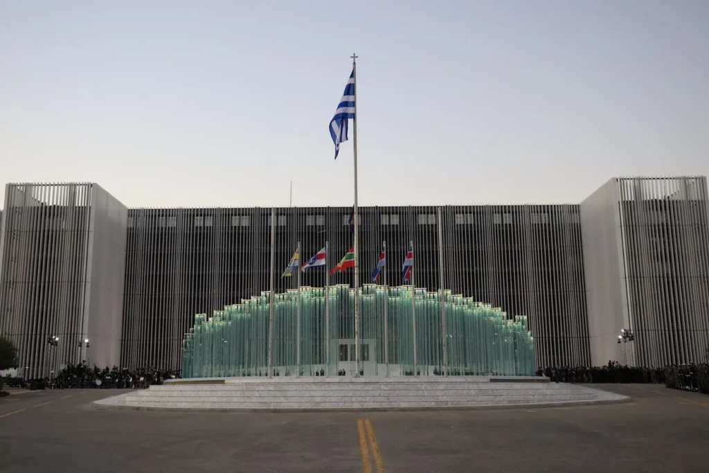 Το «λίφτινγκ» στο κτίριο του υπουργείου Εθνικής Άμυνας: «Απ’έξω κούκλα» αλλά το από μέσα έχει σημασία…