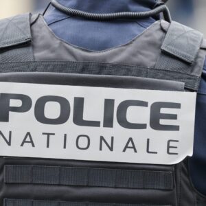 Γαλλία: H στιγμή που παράνομος μετανάστης επιτίθεται σε αστυνομικούς (βίντεο)