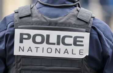 Γαλλία: H στιγμή που παράνομος μετανάστης επιτίθεται σε αστυνομικούς (βίντεο)