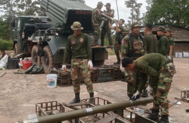 Βίντεο: Καμποτζιανοί στρατιώτες κατεβάζουν την ταϊλανδική σημαία στο χωριό Τρακούν και υψώνουν την καμποτζιανή