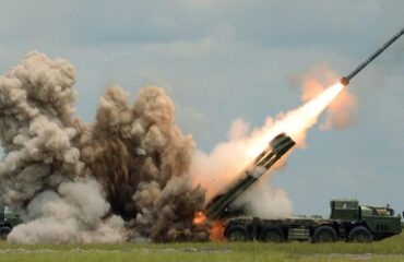 Βίντεο: Ρωσικός πύραυλος MLRS Tornado-S διέλυσε σημείο ανάπτυξης των ουκρανικών δυνάμεων στην Μίρνογκραντ