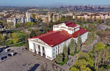 Νέες εικόνες από το Δραματικό Θέατρο στην Μαριούπολη: «Η πόλη ζωντανεύει και μεταμορφώνεται»