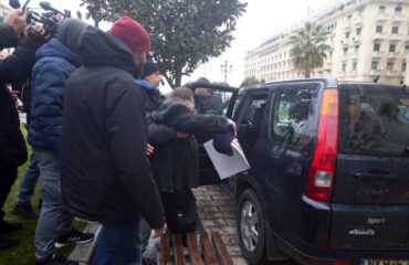 Θεσσαλονίκη: Ένταση έξω από το Ολύμπιον κατά τη διάρκεια παρουσίασης του βιβλίου Α.Τσίπρα – 6 συλλήψεις (βίντεο)