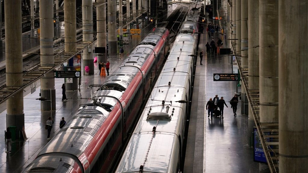 Ισπανία: Εκτροχιάστηκαν δύο τρένα υψηλής ταχύτητας – Αναφορές για νεκρούς και πολλούς τραυματίες (βίντεο)