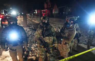 Μινεσότα: Με όπλα στα χέρια κυκλοφορούν οι διαδηλωτές