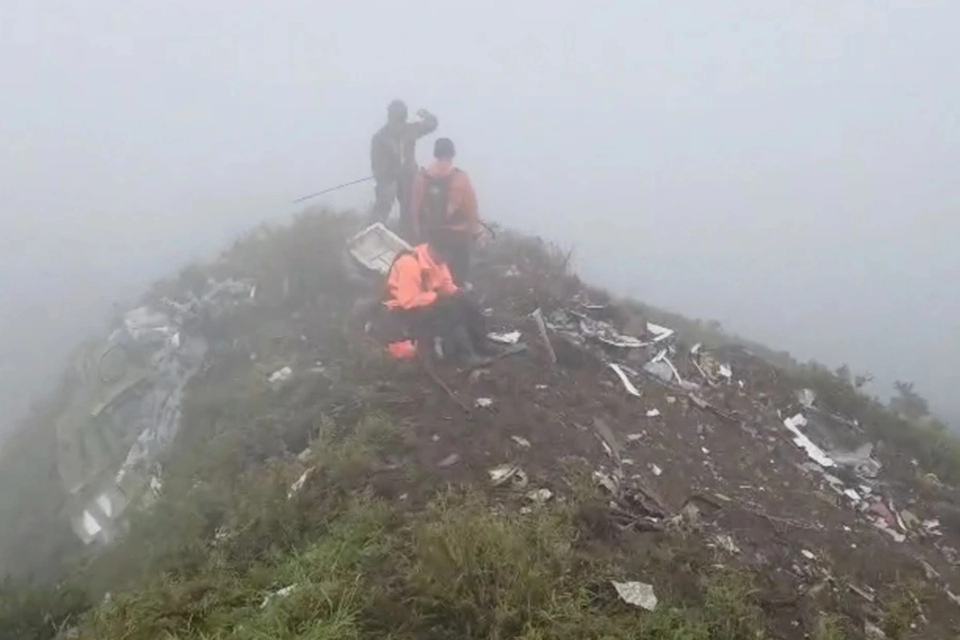 Συντριβή αεροσκάφους στην Ινδονησία: Βρέθηκε η σορός άνδρα μέσα σε χαράδρα 200 μέτρων