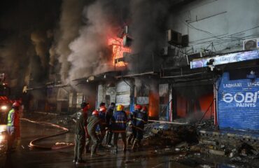 Φονική φωτιά σε εμπορικό κέντρο του Πακιστάν: Τουλάχιστον έξι νεκροί