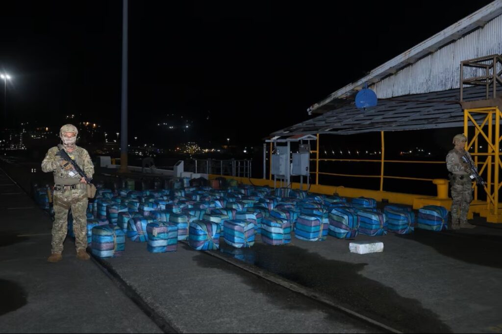 5,4 τόνοι κοκαΐνης κατασχέθηκαν στον Παναμά μετά από καταδίωξη – Το σκάφος έπεσε στα βράχια