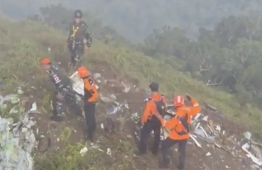 Ινδονησία: Εντοπίστηκαν συντρίμμια του αεροσκάφους που αγνοούνταν από το Σάββατο – Είχε 11 επιβάτες (βίντεο)
