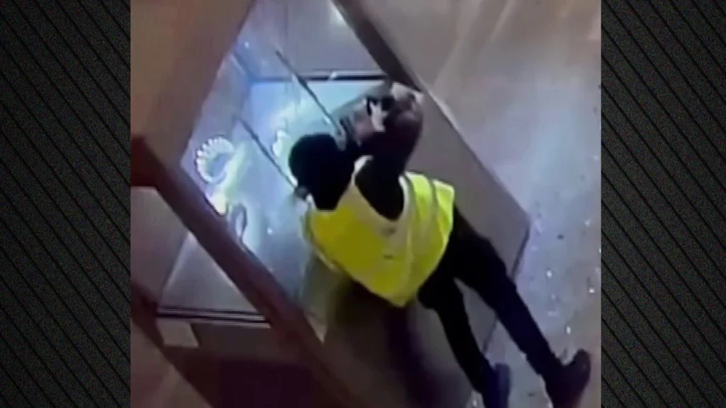 Στο «φως» νέο βίντεο από την κινηματογραφική ληστεία στο Λούβρο: H στιγμή που οι δράστες σπάνε τις προθήκες