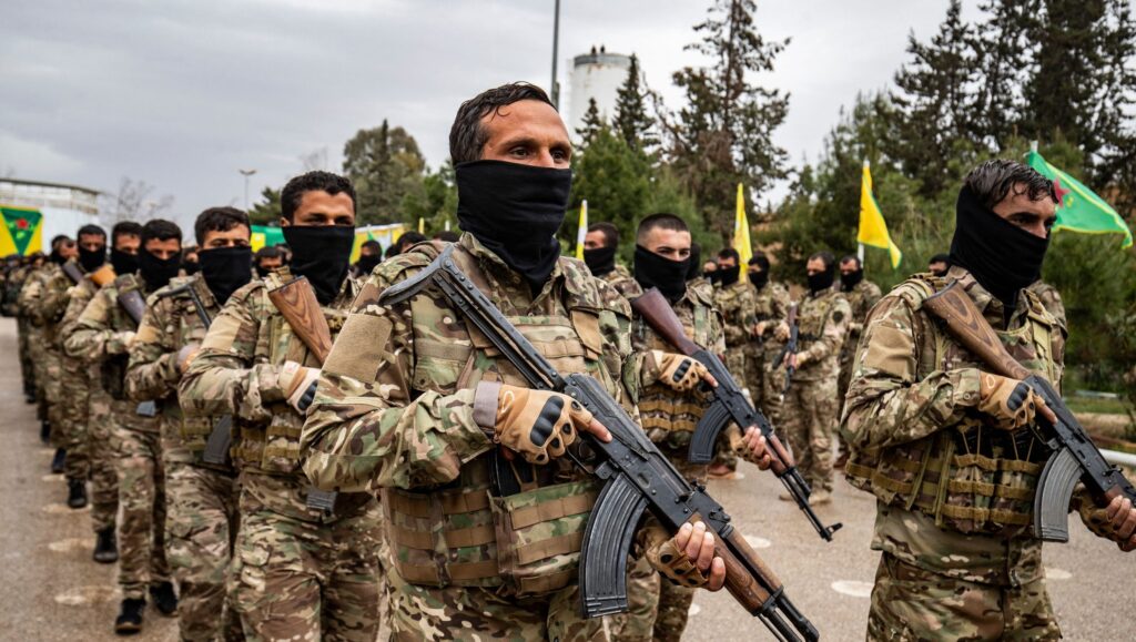 Κατάπαυση του πυρός στην Συρία: Διαλύονται οι κουρδικές SDF – Oι ισλαμιστές θέτουν υπό έλεγχο Ράκα και Nτέιρ Εζόρ