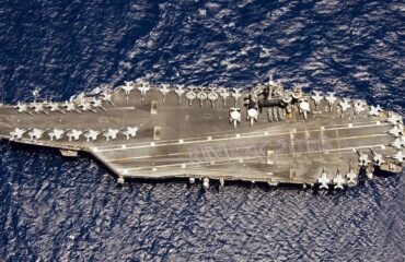 Η ομάδα κρούσης του αεροπλανοφόρου USS Abraham Lincoln (CVN-72) πλησιάζει στην Αραβική Θάλασσα