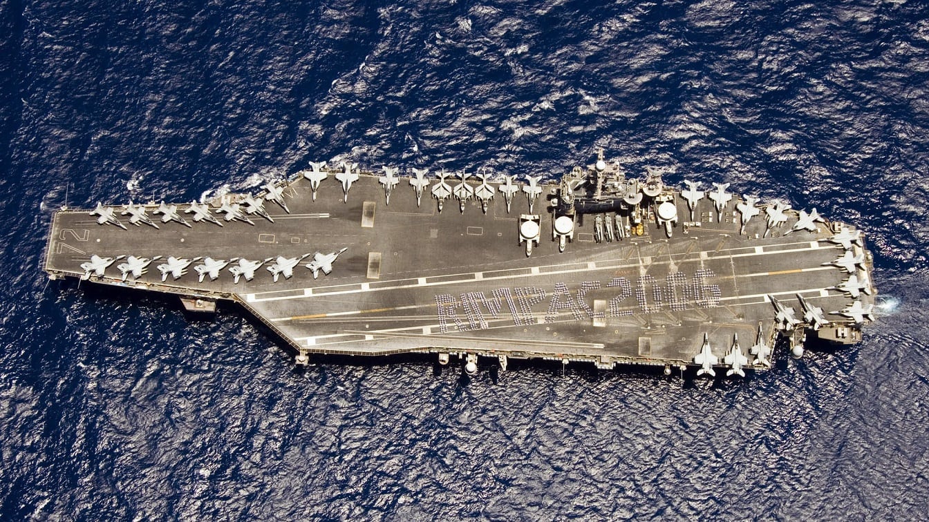 Η ομάδα κρούσης του αεροπλανοφόρου USS Abraham Lincoln (CVN-72) πλησιάζει στην Αραβική Θάλασσα