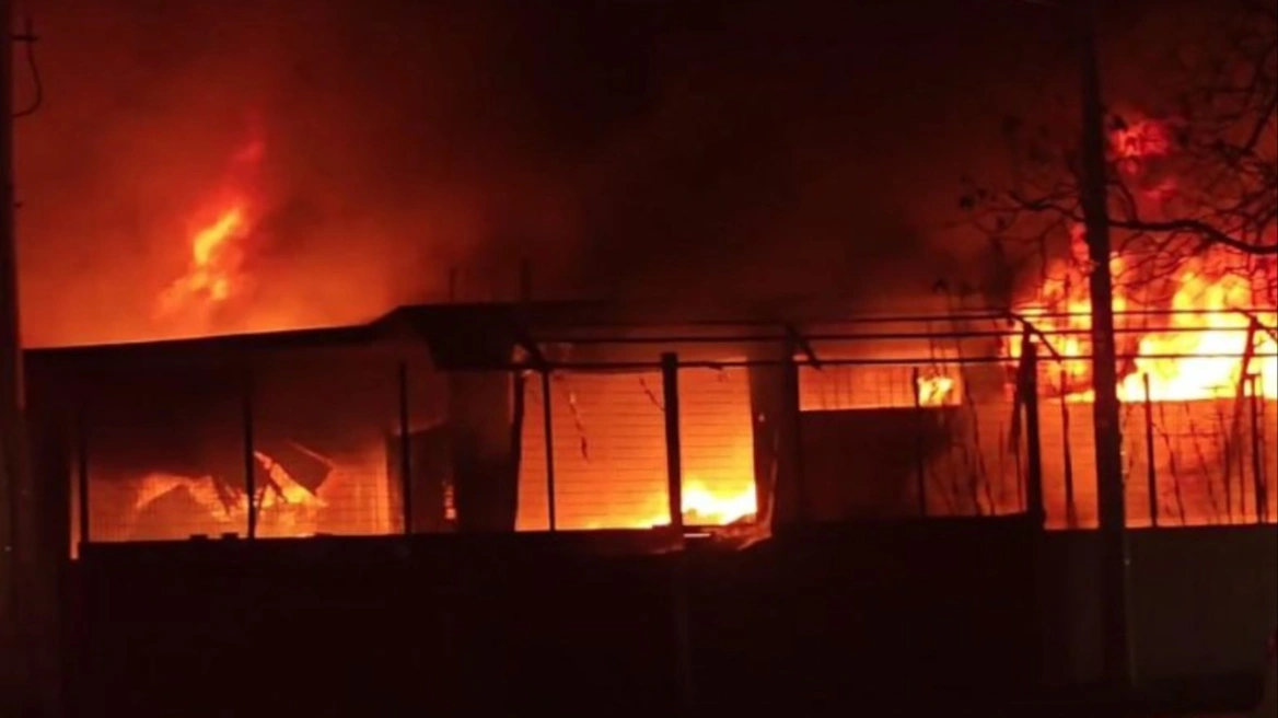 Mεγάλη φωτιά σε εργοστάσιο πλαστικών στο Μενίδι: Εστάλη προειδοποιητικό μήνυμα στους κατοίκους (βίντεο)