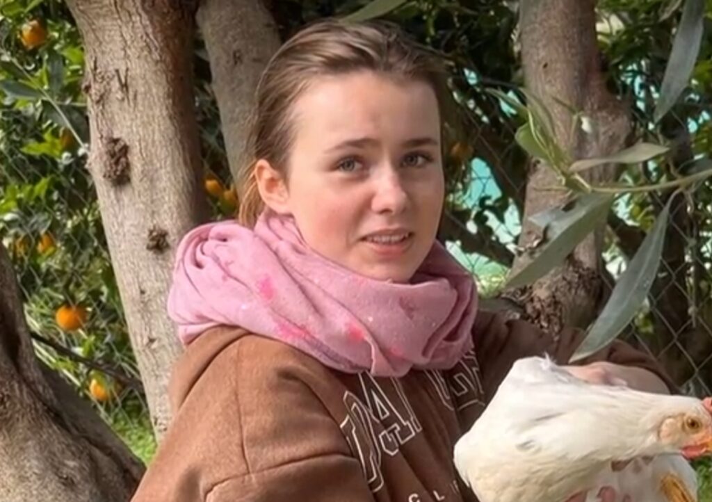 Φίλες Λόρας: «Μας έδειχνε σημάδια αυτοτραυματισμού – Έψαχνε κινητό με 50 ευρώ και ζητούσε να της βρούμε δουλειά»