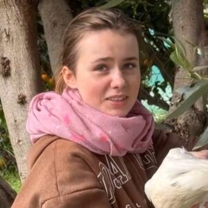 Φίλες Λόρας: «Μας έδειχνε σημάδια αυτοτραυματισμού – Έψαχνε κινητό με 50 ευρώ και ζητούσε να της βρούμε δουλειά»