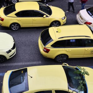 Τρόμος για 63χρονο οδηγό ταξί στο Αιγάλεω: Δύο επιβάτες τον λήστεψαν, τον μαχαίρωσαν και το «έσκασαν» με το όχημα!