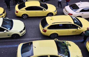 Τρόμος για 63χρονο οδηγό ταξί στο Αιγάλεω: Δύο επιβάτες τον λήστεψαν, τον μαχαίρωσαν και το «έσκασαν» με το όχημα!