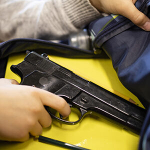 Ζάκυνθος: «Έδειχνε το πιστόλι στους μαθητές» – Το μυστήριο με την ταυτότητα του όπλου που πήρε ο 14χρονος