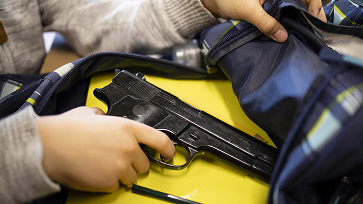 Ζάκυνθος: «Έδειχνε το πιστόλι στους μαθητές» – Το μυστήριο με την ταυτότητα του όπλου που πήρε ο 14χρονος