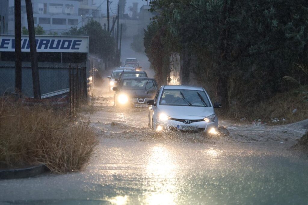 Αναφορές για εγκλωβισμένους πολίτες μέσα στα οχήματα τους στη Βάρη