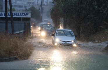 Αναφορές για εγκλωβισμένους πολίτες μέσα στα οχήματα τους στη Βάρη