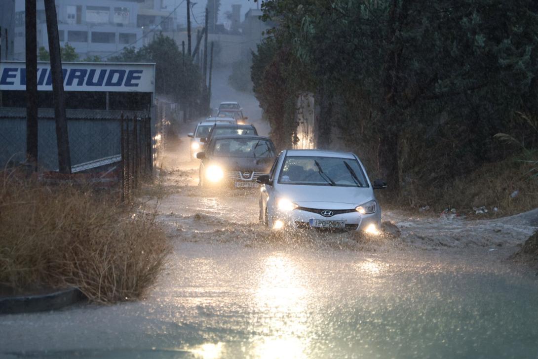 Αναφορές για εγκλωβισμένους πολίτες μέσα στα οχήματα τους στη Βάρη