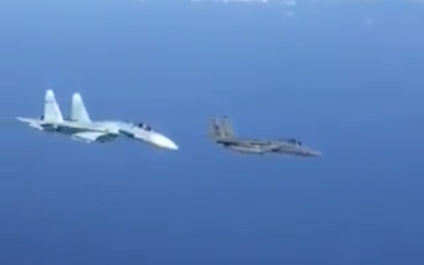 Βίντεο: Όταν ένα ρωσικό Su-27 είχε αναχαιτίσει ένα αμερικανικό F-15