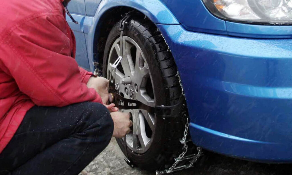 Υποχρεωτικές αλυσίδες στην ορεινή Καρδίτσα – Το χιόνι ξεπέρασε το ένα μέτρο