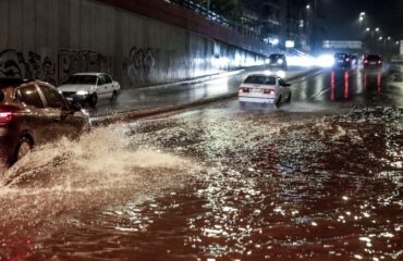 Νεκρή γυναίκα στη Γλυφάδα: Παρασύρθηκε από τα ορμητικά νερά και βρέθηκε «σφηνωμένη» κάτω από ΙΧ