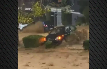 Άνω Γλυφάδα: Αυτοκίνητα και κάδοι μετατράπηκαν σε βάρκες από τα νερά που έκαναν ποτάμια κεντρικούς δρόμους (βίντεο)