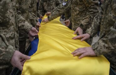 Τρομάζει η εικόνα από τις εκτάσεις των στρατιωτικών νεκροταφείων στις ουκρανικές πόλεις (βίντεο)