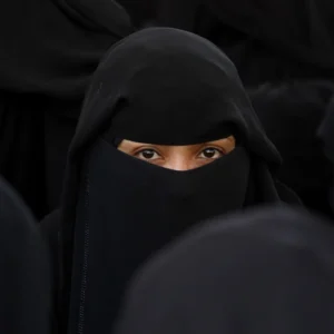 Βίντεο: H στιγμή που σε ισλαμιστική χώρα πετούν πέτρες σε δημοσιογράφο επειδή δεν φορά μπούρκα!