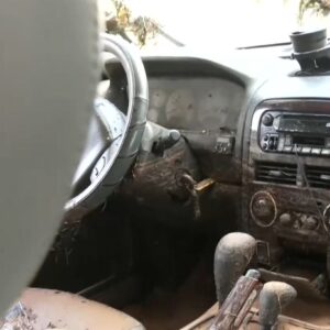 Γυναίκα παρασύρθηκε με το αυτοκίνητό της στη Βάρη – Έμεινε για τρεις ώρες σε ένα δέντρο