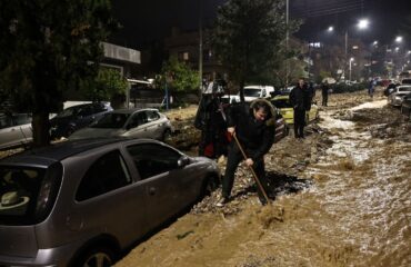 Δικαιολογίες αναζητά για την καταστροφή ο δήμαρχος Γλυφάδας: «Ήταν πρωτοφανείς οι συνθήκες»