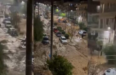 Παράσυρση ηλικιωμένης από τα ορμητικά νερά στην Γλυφάδα: H στιγμή που παιδί φωνάζει «πού πάει η μαμά;»