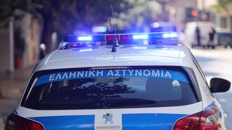 Επιτήδειοι στη Βούλα έκαναν πλιάτσικο της ώρας της κακοκαιρίας – Άρπαξαν τα πλαστικά από αυτοκίνητο!