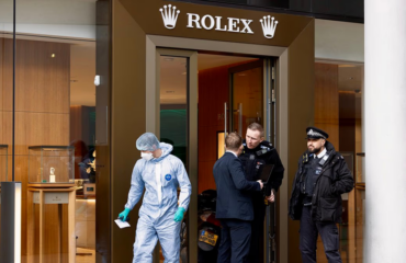 Βίντεο: Η στιγμή που ληστές εισβάλουν στη Bucherer Rolex στο Λονδίνο & αρπάζουν ρολόγια αξίας χιλιάδων ευρώ