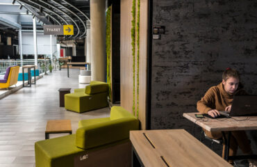 Bίντεο: Ουκρανός πήγε στα McDonald’s του Κιέβου για να παίξει Counter-Strike! – Δεν είχε ηλεκτρικό ρεύμα στο σπίτι