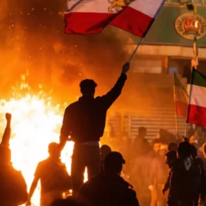 Βίντεο: Διαδηλωτές έβαλαν φωτιά σε κεντρική τράπεζα στην Τεχεράνη