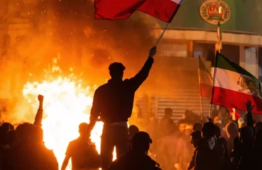 Βίντεο: Διαδηλωτές έβαλαν φωτιά σε κεντρική τράπεζα στην Τεχεράνη