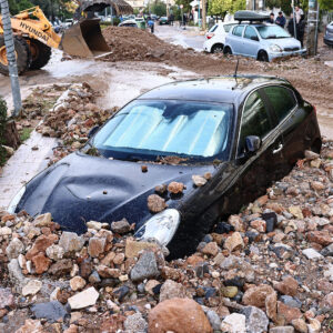 Άνω Γλυφάδα: Δύο ημέρες μετά την καταστροφή και ακόμα ο δήμος να καθαρίσει τους δρόμους