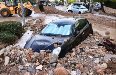 Άνω Γλυφάδα: Δύο ημέρες μετά την καταστροφή και ακόμα ο δήμος να καθαρίσει τους δρόμους
