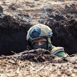 Βίντεο: H στιγμή που Ρώσοι βγάζουν προσεκτικά έναν ηλικιωμένο Ουκρανό στρατιώτη από τάφρο και του παρέχουν βοήθεια