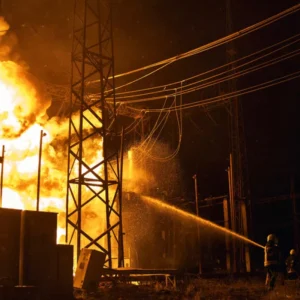 Μαζικά ρωσικά πλήγματα με βαλλιστικούς πυραύλους και drones σε Κίεβο και Χάρκοβο: Δείτε βίντεο