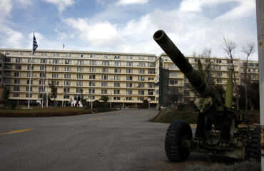 Το ΥΠΕΘΑ διαψεύδει τα δημοσιεύματα περί πώλησης του κτιρίου του Πολεμικού Ναυτικού στην Πλατεία Κλαυθμώνος