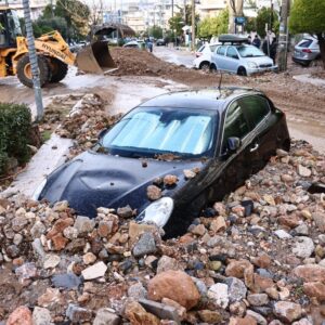 Ο δήμαρχος Γλυφάδας θεωρεί υπεύθυνους τους πάντες για την καταστροφή πλην του εαυτού του