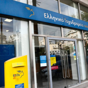 Η ανακοίνωση των ΕΛΤΑ για την παράσυρση της υπαλλήλου: «Καταδικάζουμε απερίφραστα κάθε μορφή βίας»