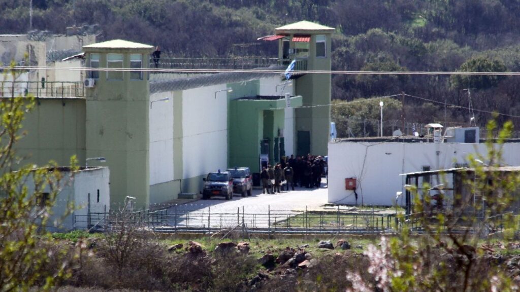 Έρευνα στις φυλακές Μαλανδρίνου: Εντοπίστηκαν αυτοσχέδια μαχαίρια, ναρκωτικά και κινητά – 17 συλλήψεις